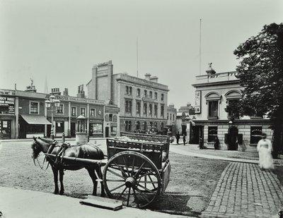 Upper Richmond Road, länteen Putney High Streetistä, jossa näkyy hevosvetoinen ajoneuvo etualalla, 1880 tekijältä English Photographer