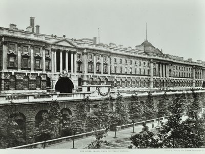 Victoria Embankment, Westminster LB: Somerset House, korkeus Victoria Embankmentiin, 1896 tekijältä English Photographer