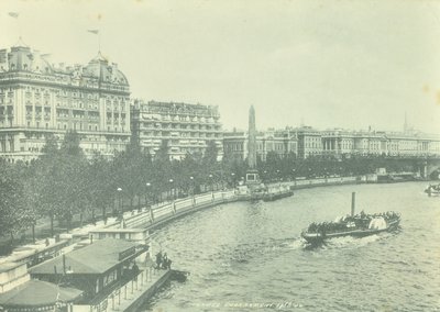 Victoria Embankment, Westminster LB: katsot pohjoiseen Hungerford Bridgeltä, 1895 tekijältä English Photographer