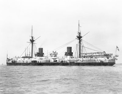 Näkymä rautaverhoisesta taistelulaivasta HMS Inflexible (laukaistiin vuonna 1876) kuvassa sen jälkeen, kun se on muutettu sotilaslaitteistoksi vuonna 1885 (m/v kuva) tekijältä English Photographer