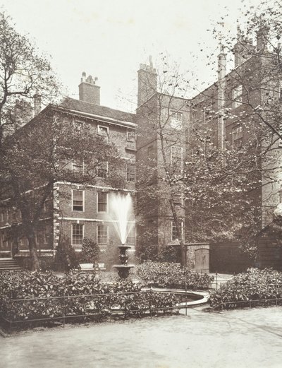 Näkymä suihkulähteelle Middle Temple Fountain Courtissa Lontoossa, 1884 tekijältä English Photographer
