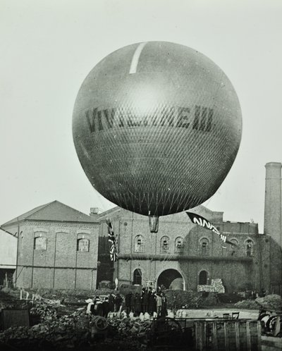 Vivienne III -ilmapallo Wandsworth Gas Companyn edessä, 1898 tekijältä English Photographer