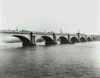Waterloon silta: näkymä pohjoisrannalta, 1895 tekijältä English Photographer