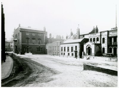 Whitehall Court or Yard, Vanbrugh House, purettu 1898 tekijältä English Photographer