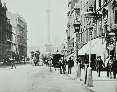 Whitehall, Westminster LB: Whitehall näkee Trafalgar Squarelle, 1895 tekijältä English Photographer