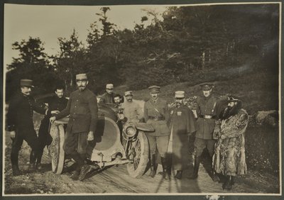 William Lawrence Bragg ja Harold Roper osana ryhmää moottoriauton kanssa vuoristotiellä, Vosges, 1915 tekijältä English Photographer