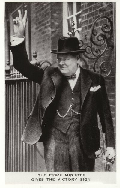 Winston Churchill tekemässä Victory-kylttiä Downing Street 10:n ulkopuolella, 5. kesäkuuta tekijältä English Photographer