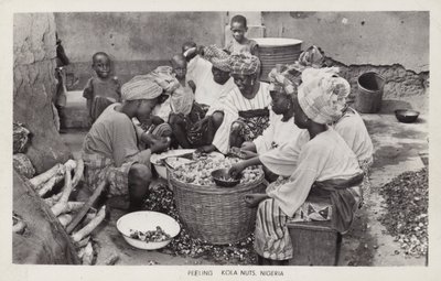 Naiset kuorivat kolapähkinöitä, Nigeria (m/w kuva) tekijältä English Photographer