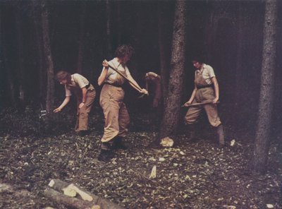 Brittiläisen puunkorjausjoukon naispuolisia työntekijöitä kaatamassa puita, toinen maailmansota (värikuva). tekijältä English Photographer