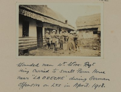 Haavoittuneet miehet, 4., Worc: Regt. kuljetettiin pieneen maalaistaloon lähellä "LA CRECHE" Saksan hyökkäyksen aikana LYS:llä huhtikuussa 1918 tekijältä English Photographer