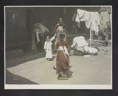 Nuoret tytöt, valokuva-albumi Koreasta tekijältä English Photographer