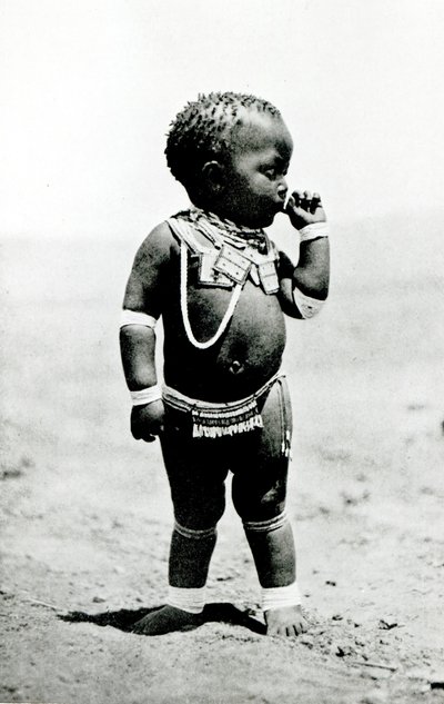 Zulu tyttö imee ensimmäinen sormi tekijältä English Photographer