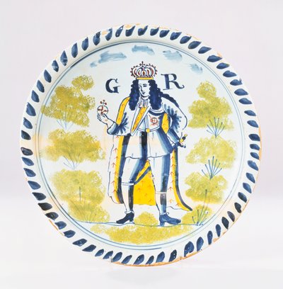 Bristol Delftin monivärinen kuninkaallinen muotokuvalaturi, johon on maalattu täyspitkä muotokuva George I:stä juhlavaatteissa, n. 1720 (keraaminen) tekijältä English School