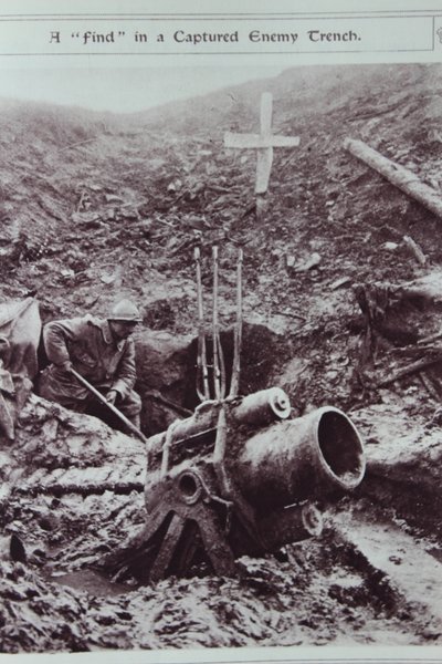 Löytö vangitun vihollisen haudasta, 1914–1918 tekijältä English School
