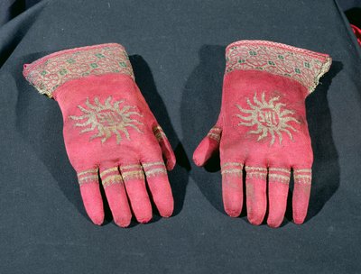 Pari neulottuja silkkikäsineitä, jotka mahdollisesti kuuluivat arkkipiispa William Warhamille, 1400-luvun lopulla tai 1500-luvun alussa (neulottua silkkiä ja kultalankaa) tekijältä English School