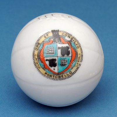 Armorial matkamuisto miniatyyri jalkapallo, jossa koristeellinen siirto Portobello kilpi (keraaminen) tekijältä English School