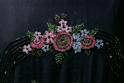 Koristeellinen yksityiskohta naisen mekosta, n. 1925-27 (keinotekoinen silkki helmillä) (235211:n yksityiskohta) tekijältä English School