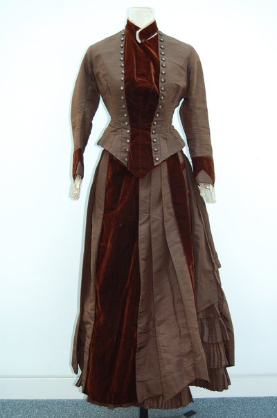 Ruskea mekko (hame ja pieni takki), n. 1875 (silkkisatiini) (katso myös 3700631) tekijältä English School