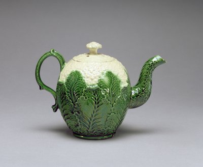 Kukkakaali-teekannu, Burlem, Staffordshire, n. 1759-1766 (lyijylasitettu kermakeramiikka, liukuvalettu) tekijältä English School