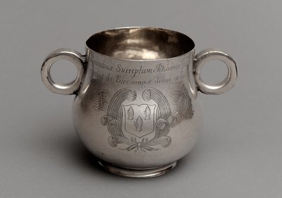 Kuppi isolla vatsalla ja paksulla valetulla pohjalla ja häränsilmäkahvalla, 1675 (hopea) tekijältä English School