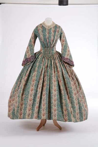 Päivämekko, 1840-luku (painettu villakangas) tekijältä English School