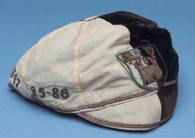 Koristeellinen lippalakki, 1800-luvun loppu (sametti) tekijältä English School