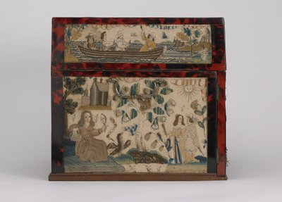 Brodeerattu arkku, n. 1660 (silkki, kangas, puu, kilpikonnankuori ja hopeakiinnikkeet) tekijältä English School