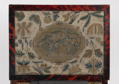 Brodeerattu arkku, n. 1660 (silkki, kangas, puu, kilpikonnankuori ja hopeakiinnikkeet) tekijältä English School