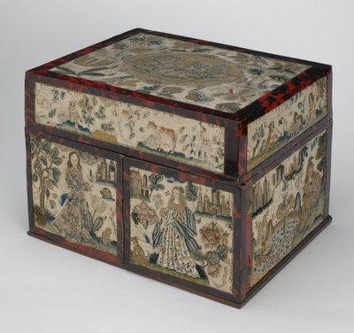 Brodeerattu arkku, n. 1660 (silkki, kangas, puu, kilpikonnankuori ja hopeakiinnikkeet) tekijältä English School