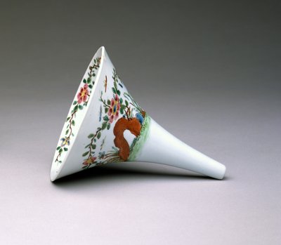 Famille Rose -viinisuppilo, Worcester-posliini, 1753-55 (emaloitu posliini) tekijältä English School