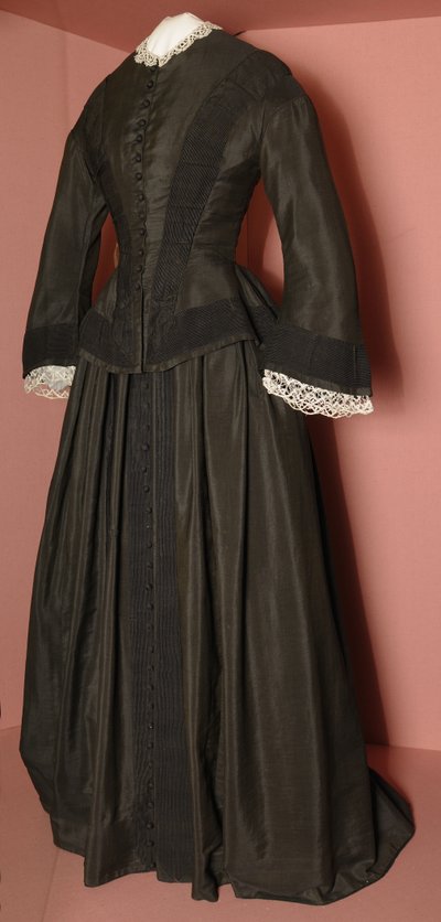 Florence Nightingales musta liivi ja siihen sopiva hame, n.1870 (musta silkki) tekijältä English School