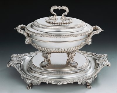 George III -tyylinen hopeatieteeni tarjottimella tekijältä English School