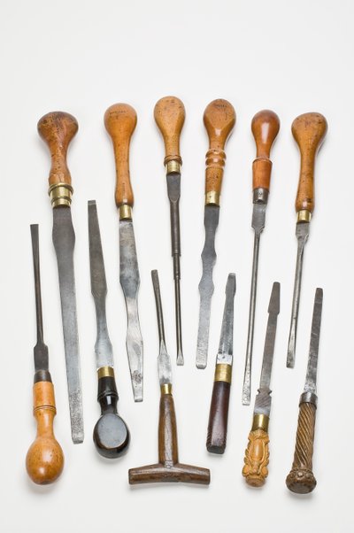Ruuvimeisseliryhmä, 1800-luvun loppu - 1900-luvun alku (puksipuu ja valuteräs) tekijältä English School