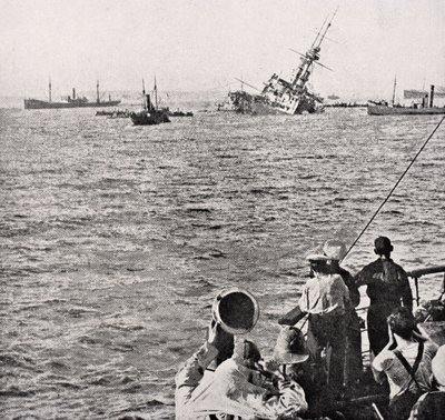 HMS Majestic uppoaa 27. toukokuuta 1915 Lontoossa 1916 julkaistusta The War Illustrated Album deLuxesta tekijältä English School