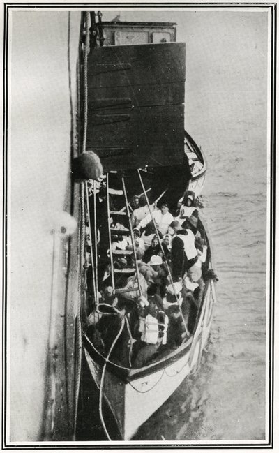 Kuinka Carpathia poimi Titanic-eloonjääneet, elokuvasta "The Sphere", 4. toukokuuta 1912 (litho) (yksityiskohta numerosta 450825) tekijältä English School
