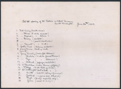 Avain valokuvaan työläisryhmästä, joka esitti osoitteen kuningas Edward VII:lle Victoria and Albert Museumin avajaisissa (muste paperille) tekijältä English School