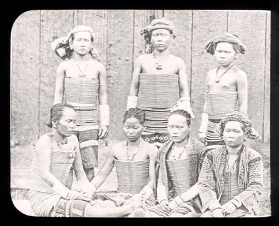 Magic Lantern -diaesitys meren naiset Dyas-heimosta, Borneo n. 1900 tekijältä English School