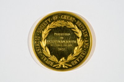 John Pinches Medalists Ltd.:n mitali, 1928 (kulta) (403548:n kääntöpuoli) tekijältä English School
