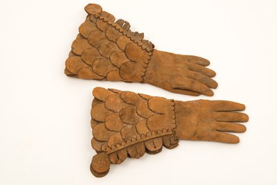 Miesten nahkaiset panssaroidut käsineet, n. 1600-50 (heavy buff nahka) tekijältä English School