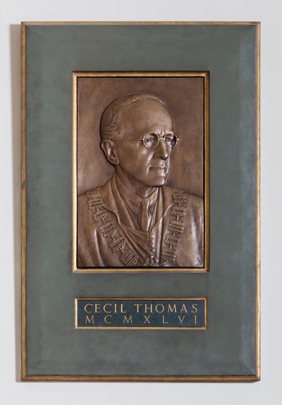 Plakki, jossa on kuvanveistäjä ja mitallist Cecil Thomas, 1946 tekijältä English School