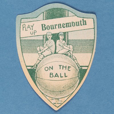 Pelaa Up Bournemouth, Baines -kortti kilven muodossa ja kaksi jalkapalloilijaa istuvat jalkapallon päällä, 1888-89 tekijältä English School