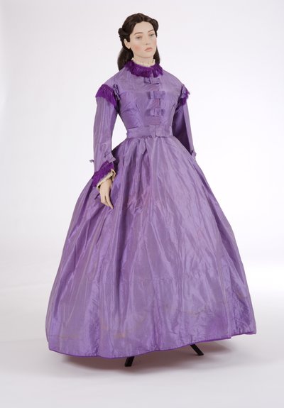 Violetti päivämekko, 1860-luku (raidallinen silkkitafti) tekijältä English School