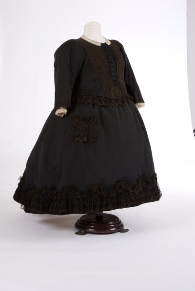 Queen Victorias -mekko, 1890 (silkki ja verkko) tekijältä English School