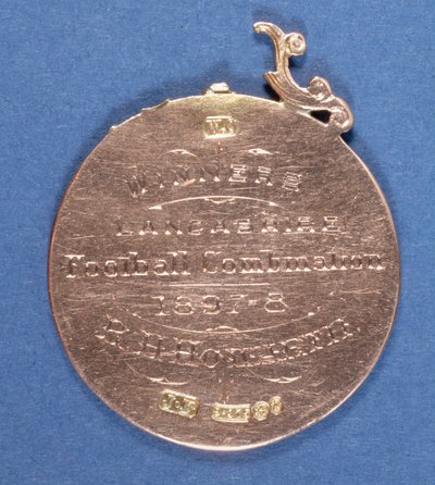 Preston North End Football Clubin mitalin kääntöpuoli, 1897-98 (metalli) (katso myös 315000) tekijältä English School