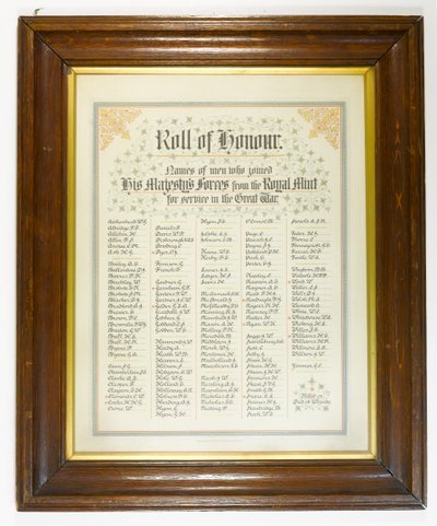 Roll of Honour, miehet Royal Mintista, jotka liittyivät joukkoihin ensimmäisen maailmansodan aikana, n. 1918 (kynä ja muste paperille puukehyksessä) tekijältä English School