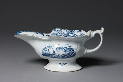 Kastikevene, mahdollisesti Worcester Porcelain Factoryn tai Bristol Porcelain Factoryn valmistama, n. 1752 tekijältä English School