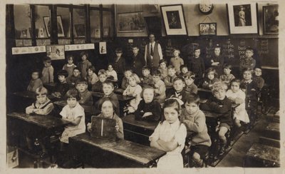 Koululaisia luokkahuoneessaan (s/w-kuva) tekijältä English School