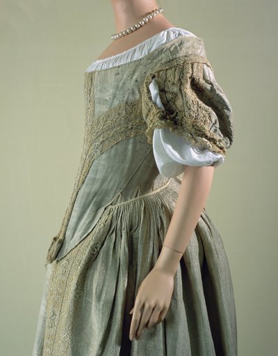 Hopeakankainen mekko, 1660-luku (silkki, pitsi ja hopea metallilanka) tekijältä English School