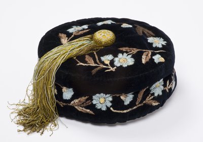 Tupakointilakki, n. 1880 (kirjailtu sametti vuorattu konetipatulla silkillä) tekijältä English School