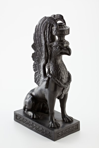 Staffordshire Wedgwood basalttikynttilänjalka griffin muodossa, n. 1771-80 (basalttitavara) tekijältä English School